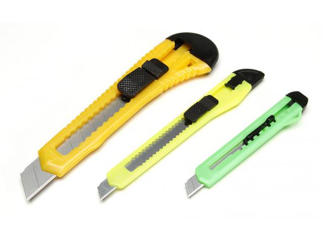 Grab A Free Darice Retractable Razor Knife Set!